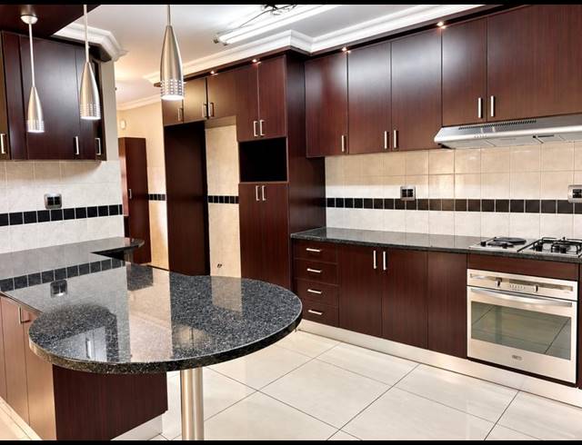 3 BEDROOM TOWNHOUSE FOR SALE IN LANGENHOVENPARK